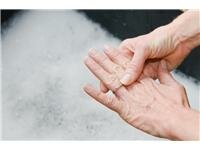 Co „prásknou“ ruce, musí zamaskovat nehty